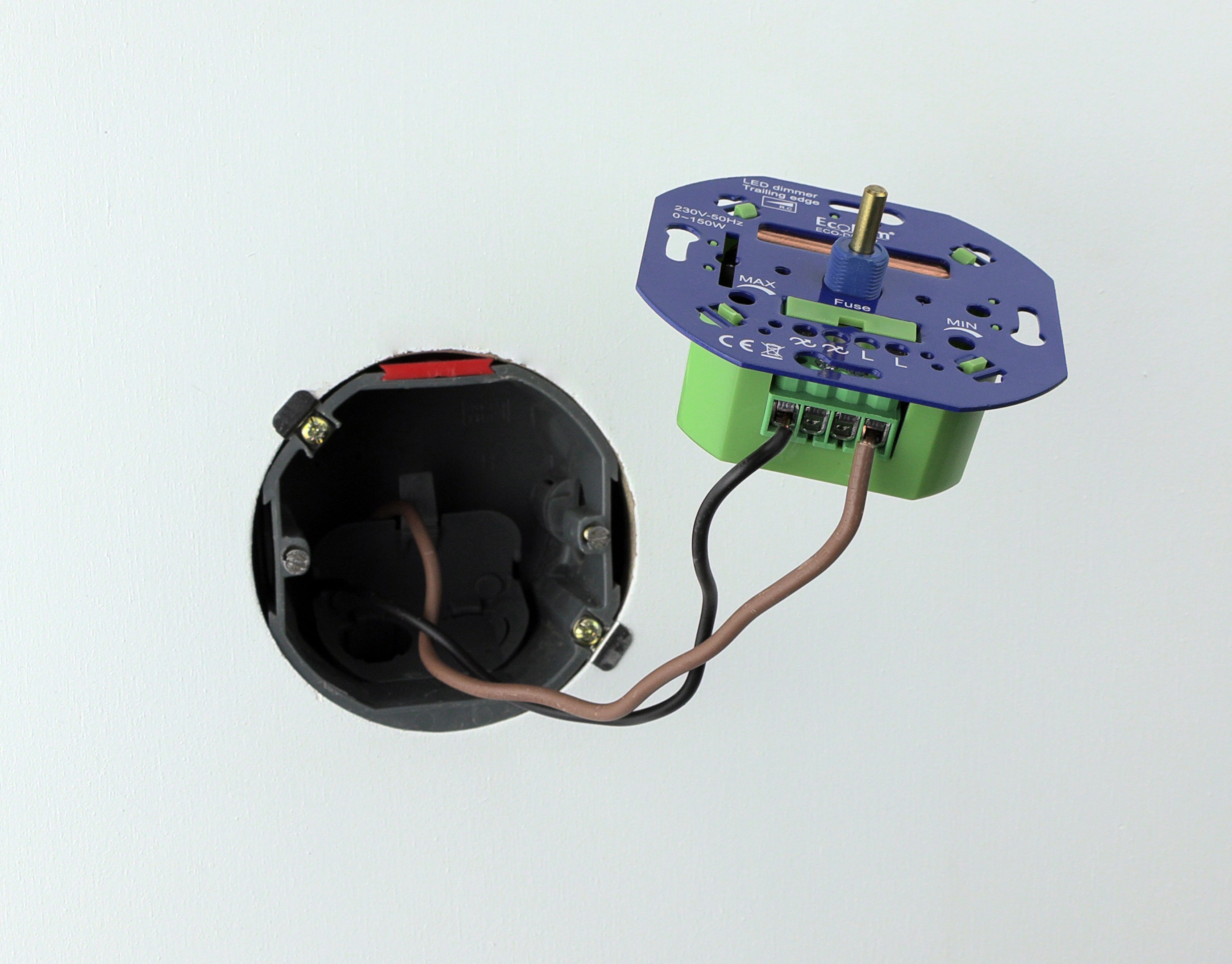 Hoe kan ik een inbouw led dimmer aansluiten?